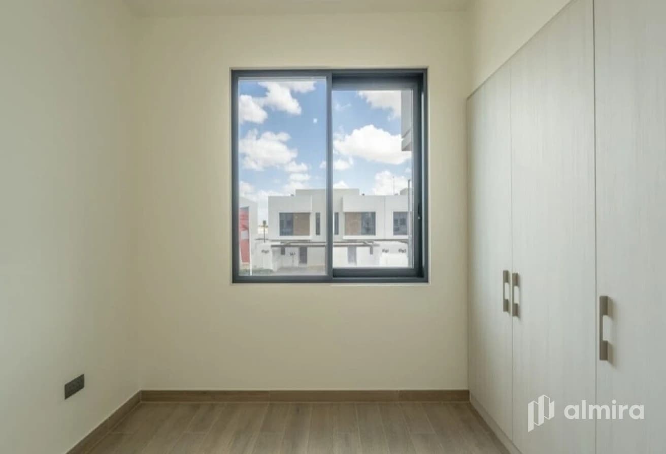 Single Row Corner Unit | Large Plot | Near Park